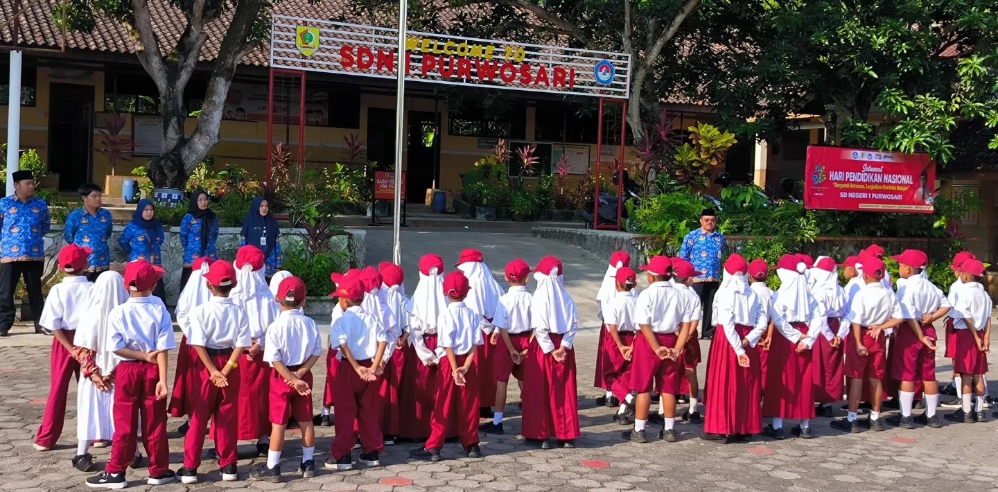 Peringati Hari Pendidikan Nasional, SD Negeri 1 Purwosari Gelar Upacara Bendera Khidmat dan Penuh Semangat